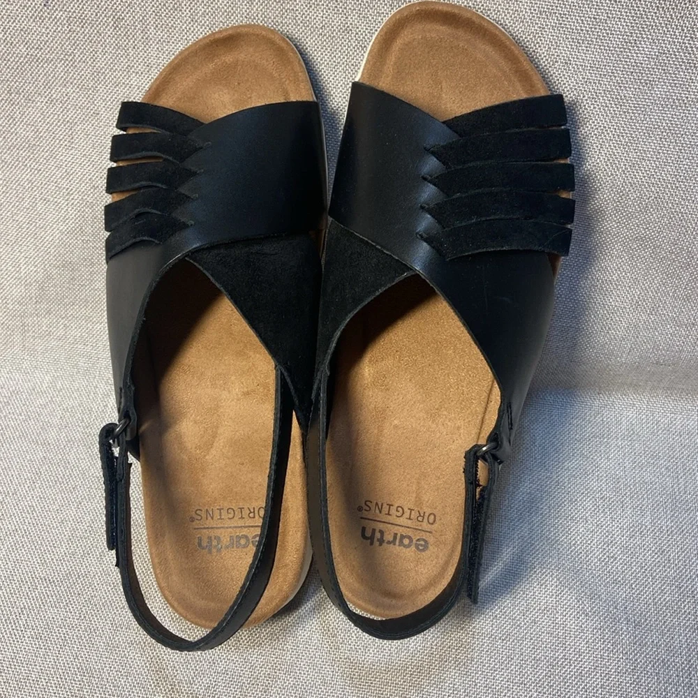 Earth Women's Suzie Flat Sandal Size 6,5. New.